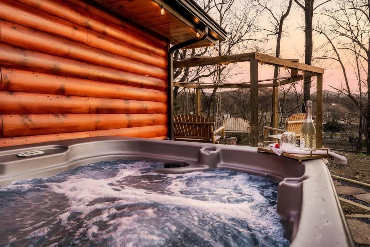 Fun Heated Pool Cabin - Walk To Parkway Pigeon Forge Exterior foto